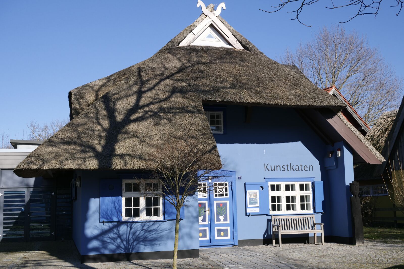 Panasonic Lumix DC-G9 sample photo. Building, thatched cottage, thatched photography