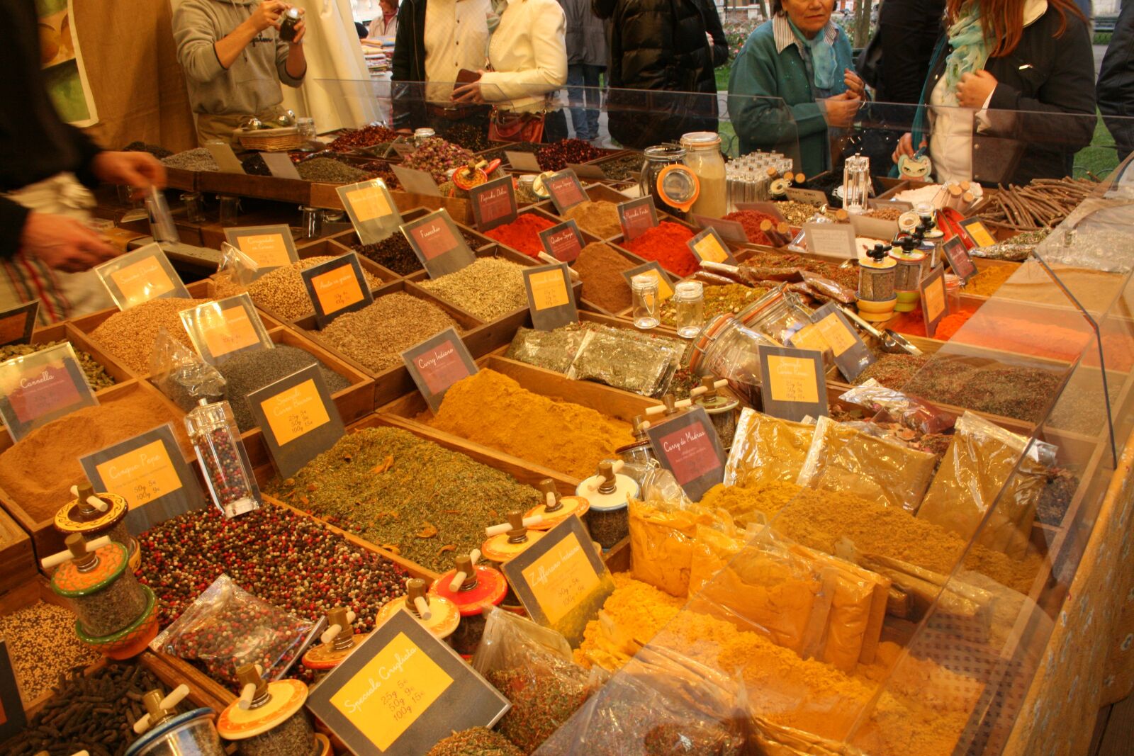 Canon EOS 400D (EOS Digital Rebel XTi / EOS Kiss Digital X) sample photo. Spices, market, curry photography