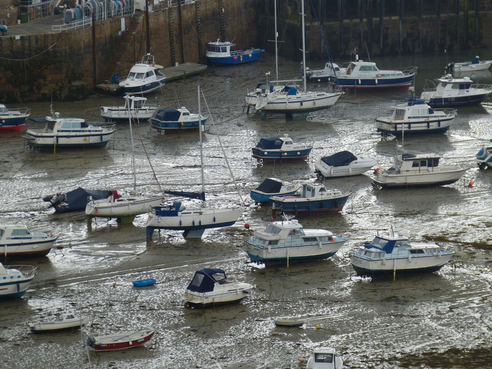 Panasonic Lumix DMC-FZ150 sample photo. Jersey, orgueil, port photography