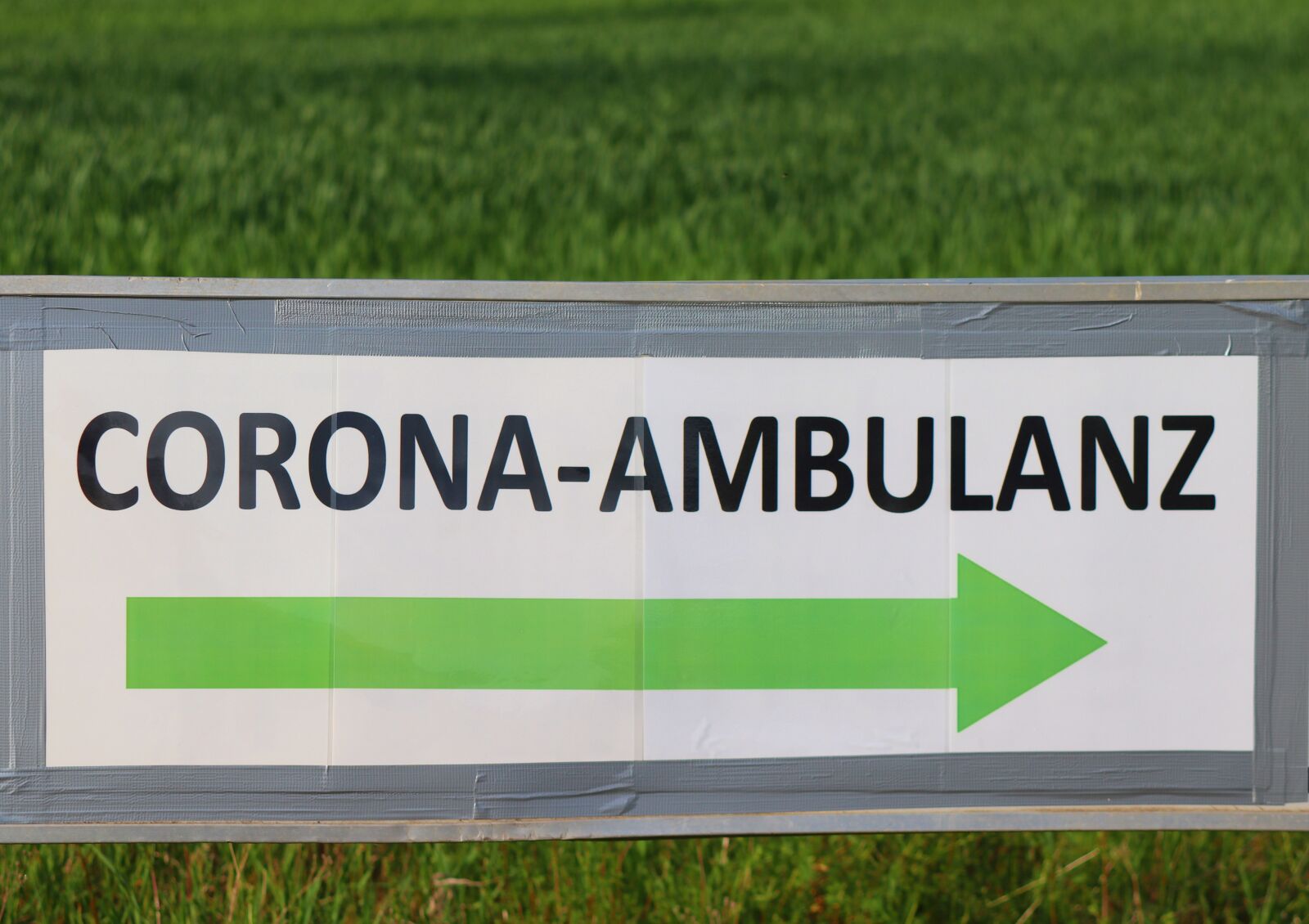 Canon EOS 200D (EOS Rebel SL2 / EOS Kiss X9) sample photo. Corona, ambulance, sign photography