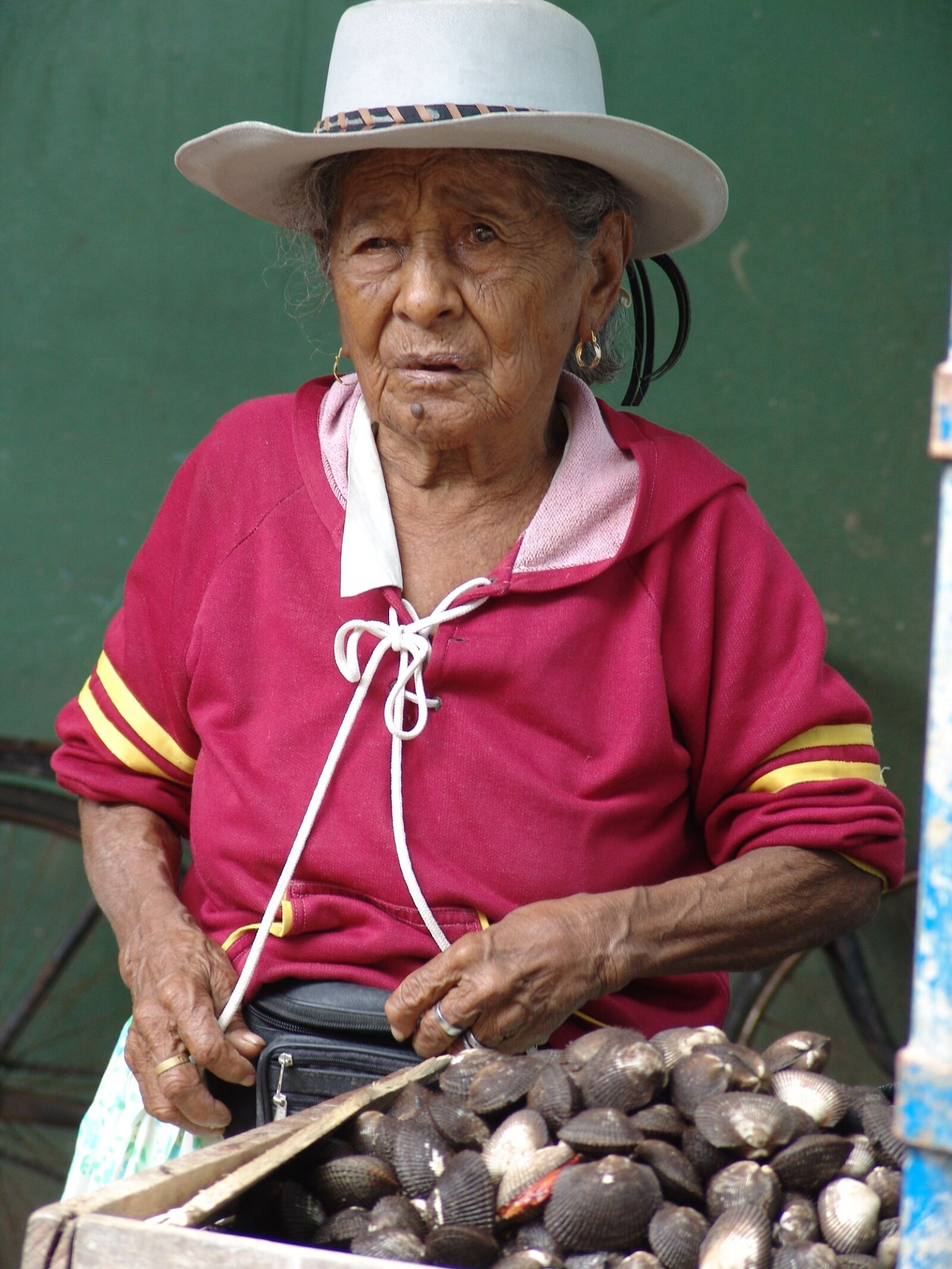 Sony DSC-F828 sample photo. Women, shells, hats photography