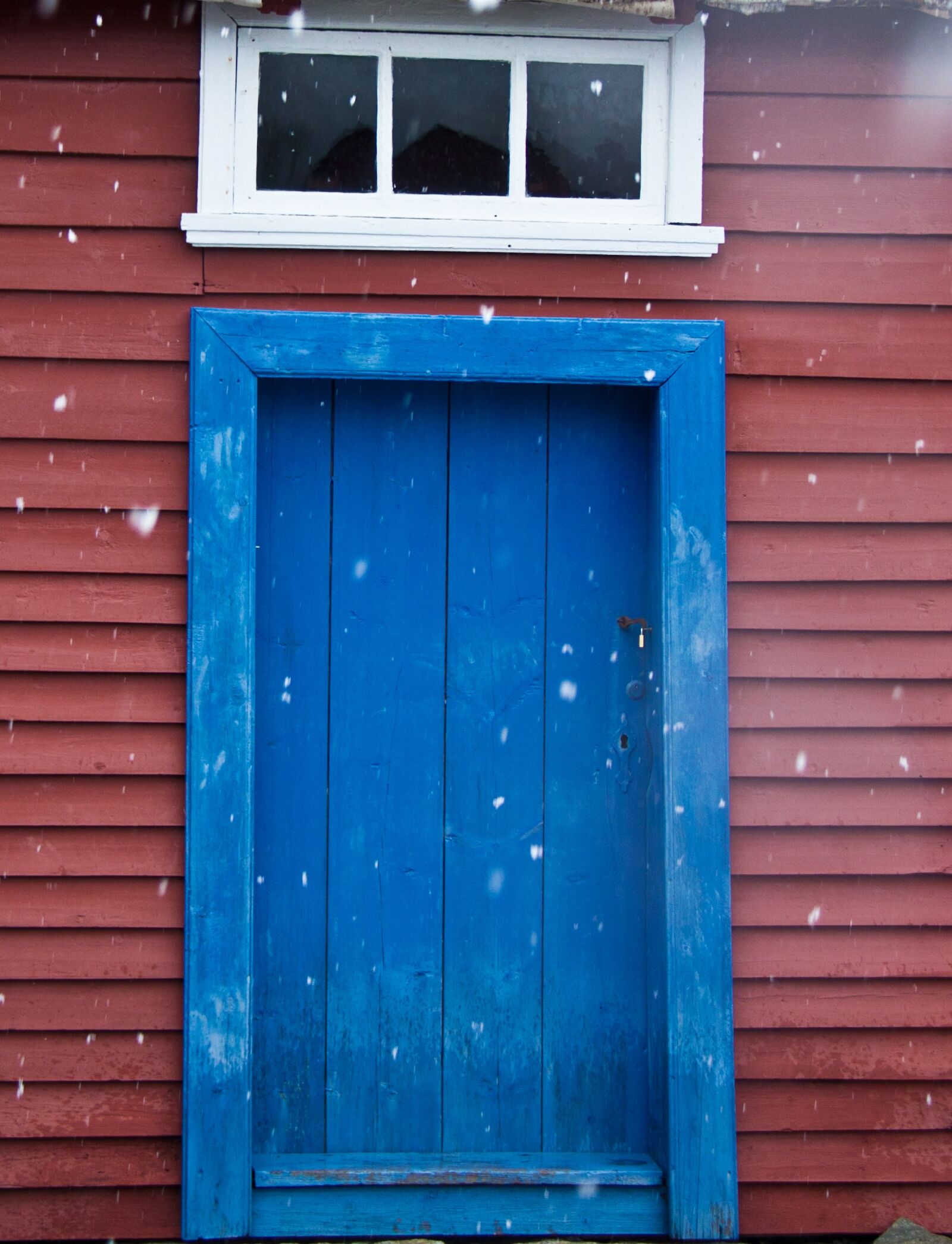 Canon EOS 50D sample photo. Blue door, red wall photography