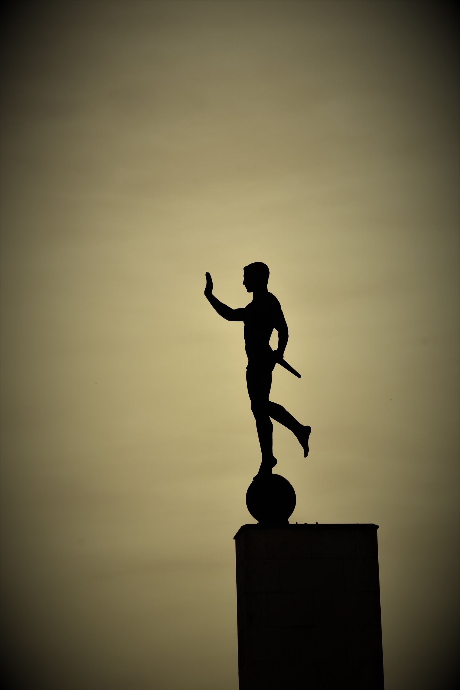Pentax K-S2 sample photo. Torch-bearer, abendstimmung, monument photography