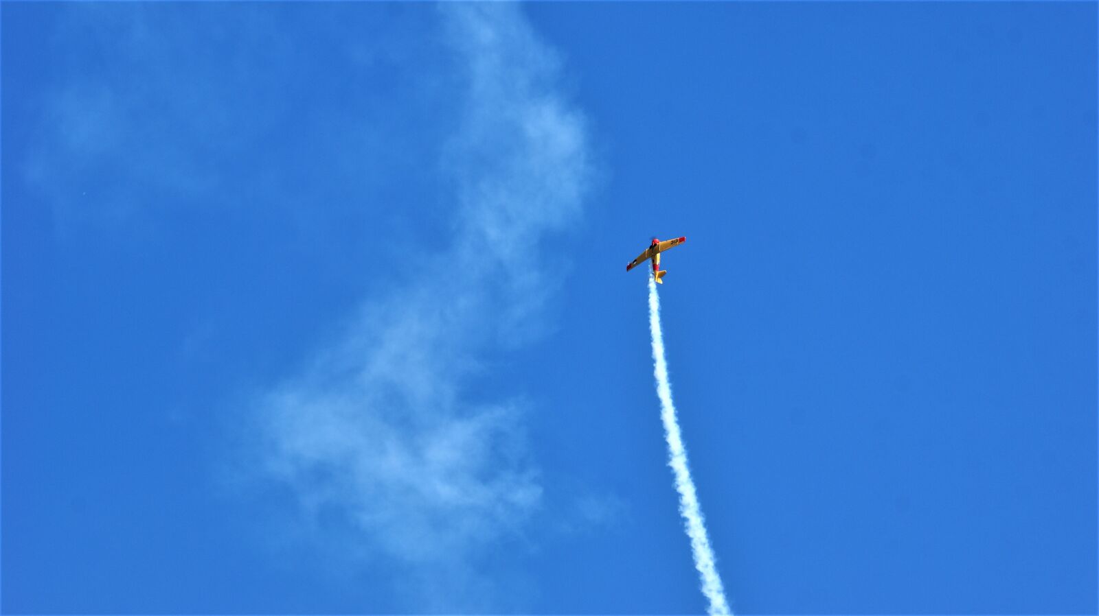 Sony Alpha DSLR-A350 sample photo. Plane, track, climbing photography
