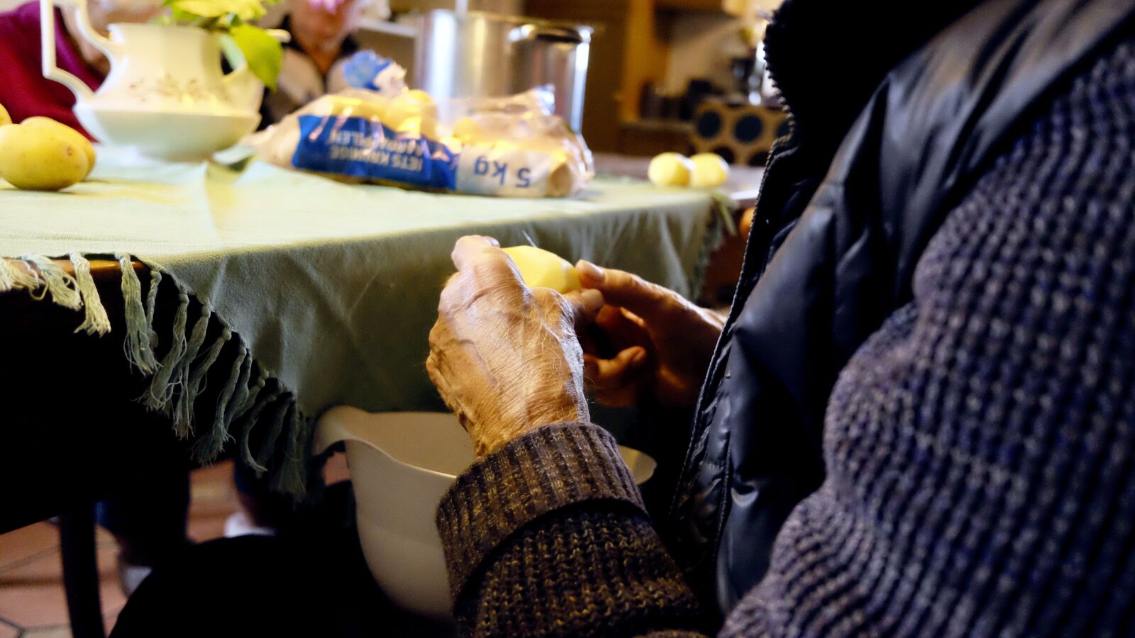 Fujifilm X70 sample photo. People, hand, old photography