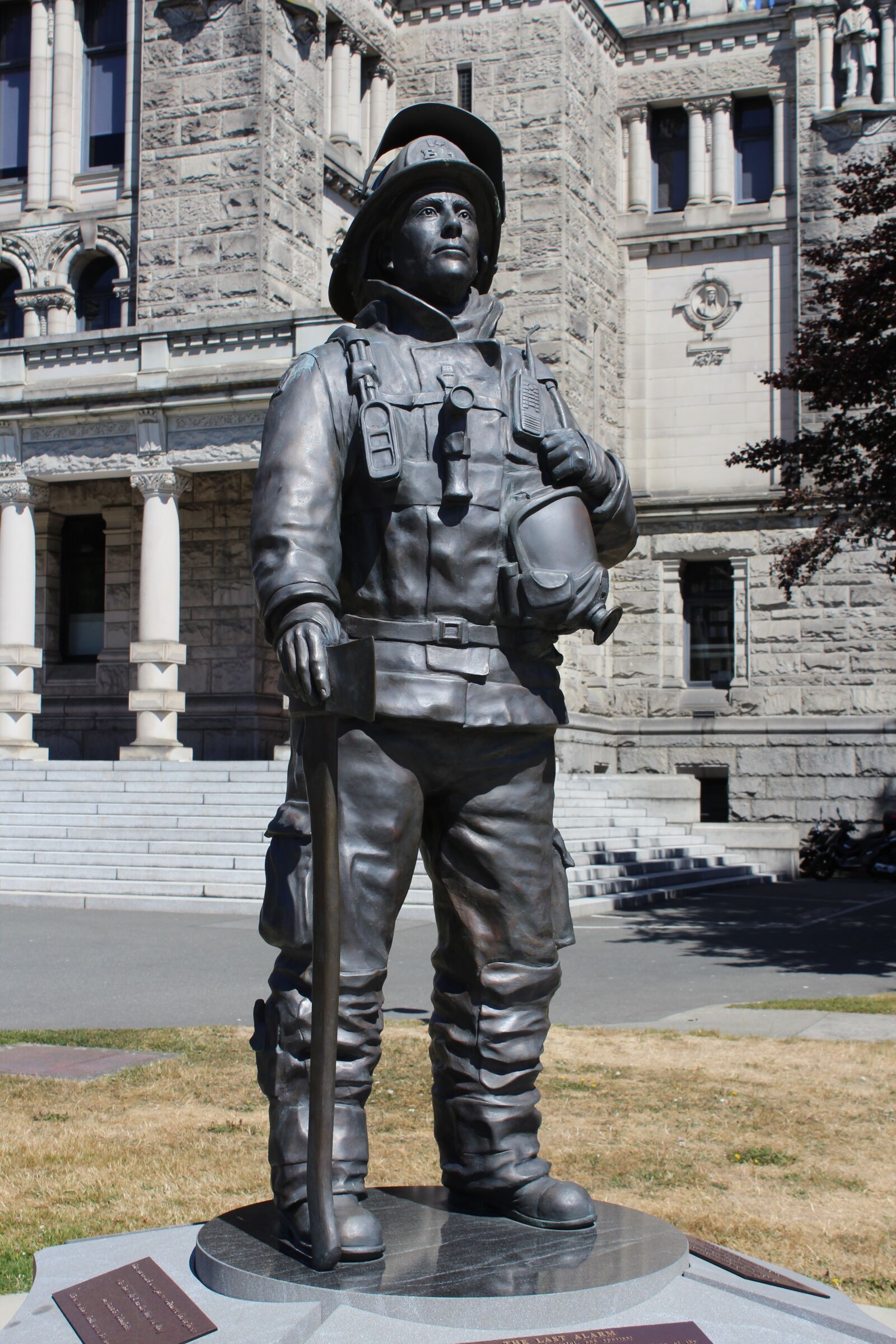 Canon EOS 1200D (EOS Rebel T5 / EOS Kiss X70 / EOS Hi) sample photo. Statue, bronze, fireman photography