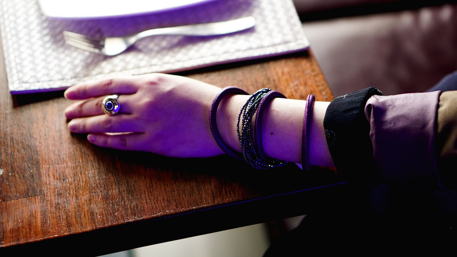 E 50mm F1.8 OSS sample photo. Jewelry, restaurant, hand photography
