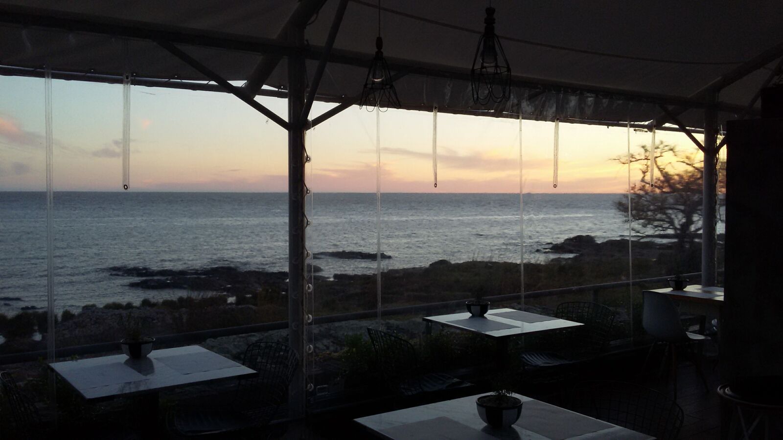 Samsung Galaxy S5 Mini sample photo. Beach, restaurant, sunset photography
