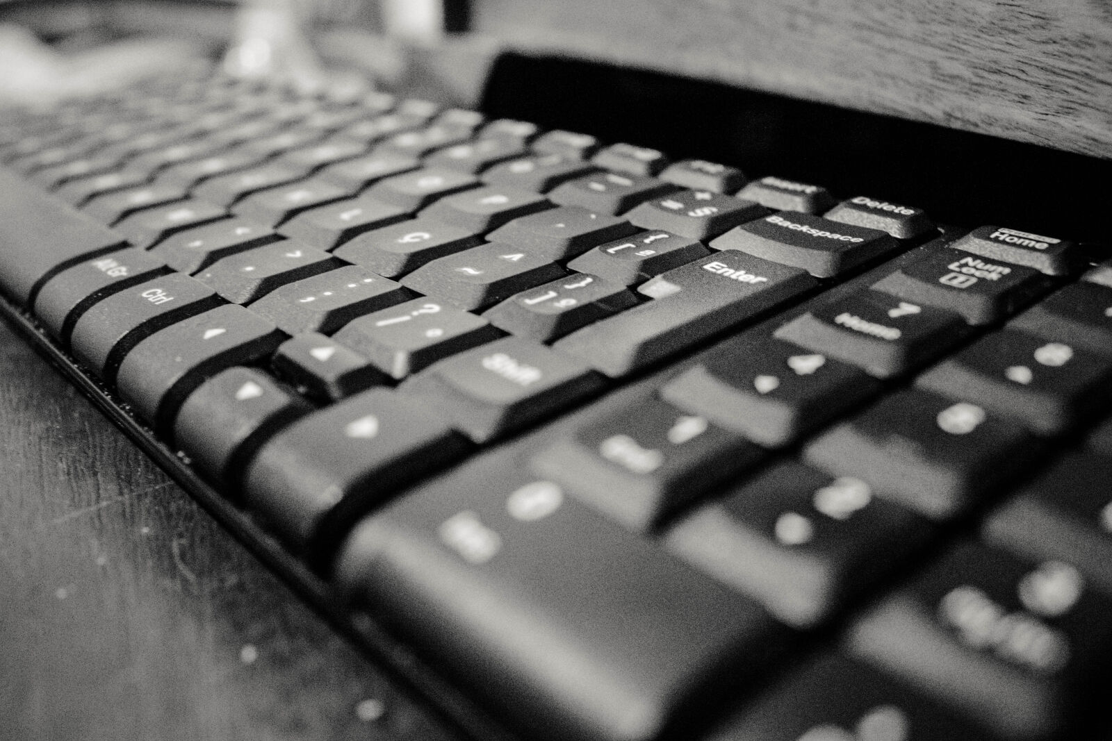 Черный ноутбук с белой клавиатурой