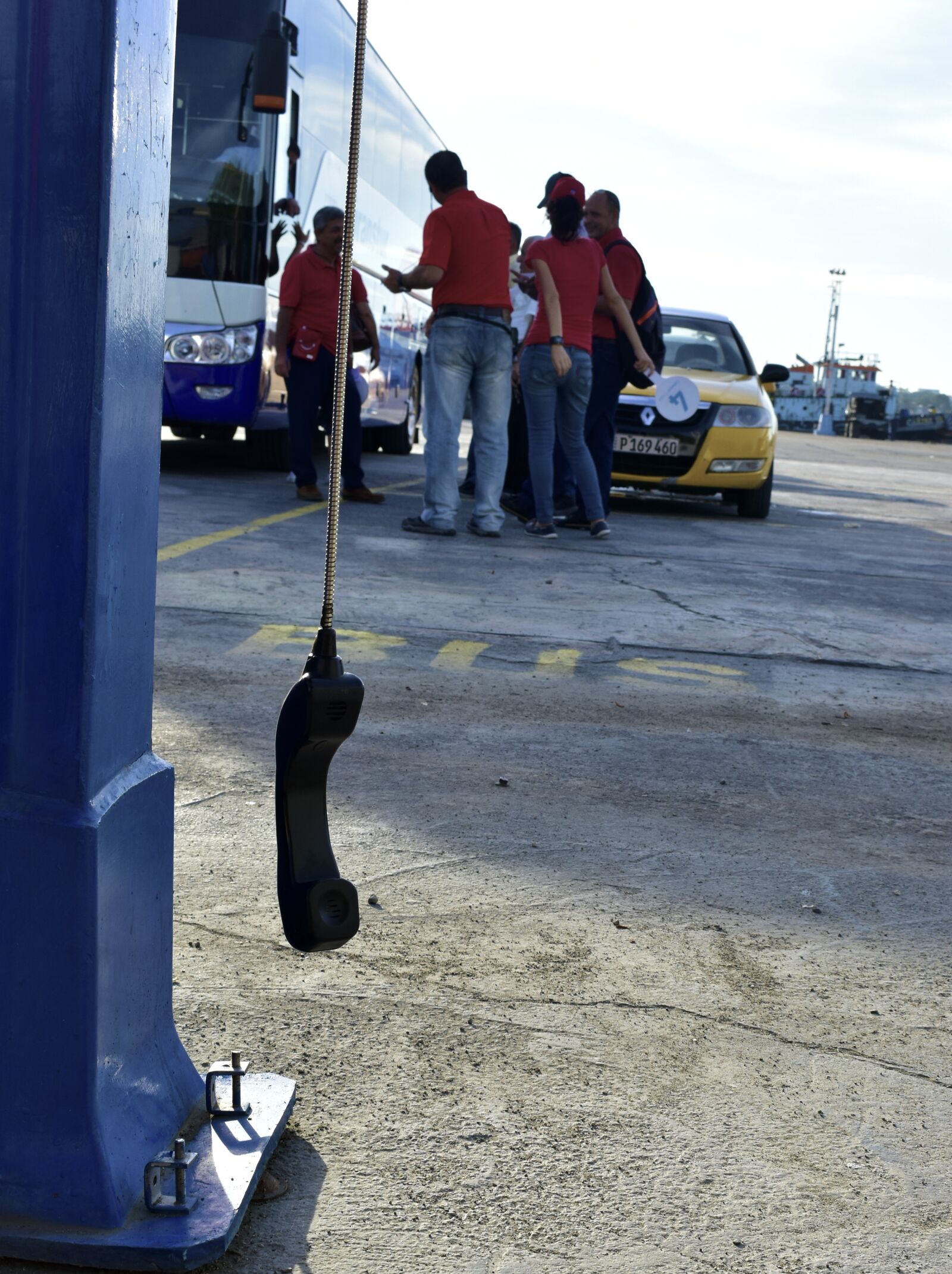 Nikon D3400 sample photo. Phone, taxi, people photography
