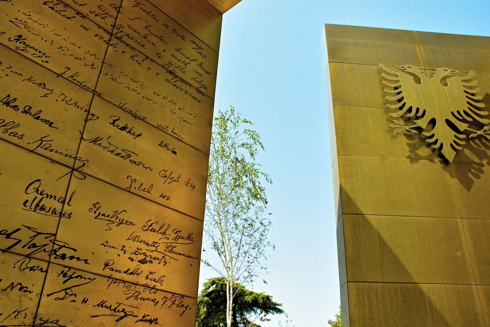 Canon EOS 550D (EOS Rebel T2i / EOS Kiss X4) sample photo. Balkan, eagle, gold, memorial photography