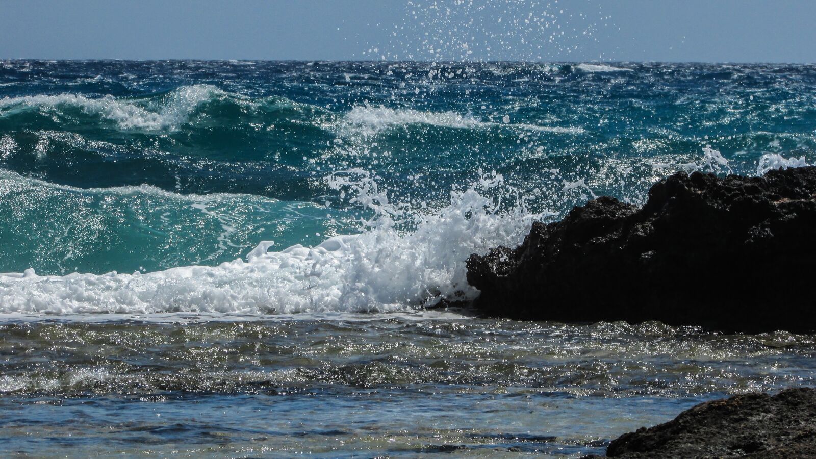 Canon PowerShot SX400 IS sample photo. Wave, smashing, foam photography