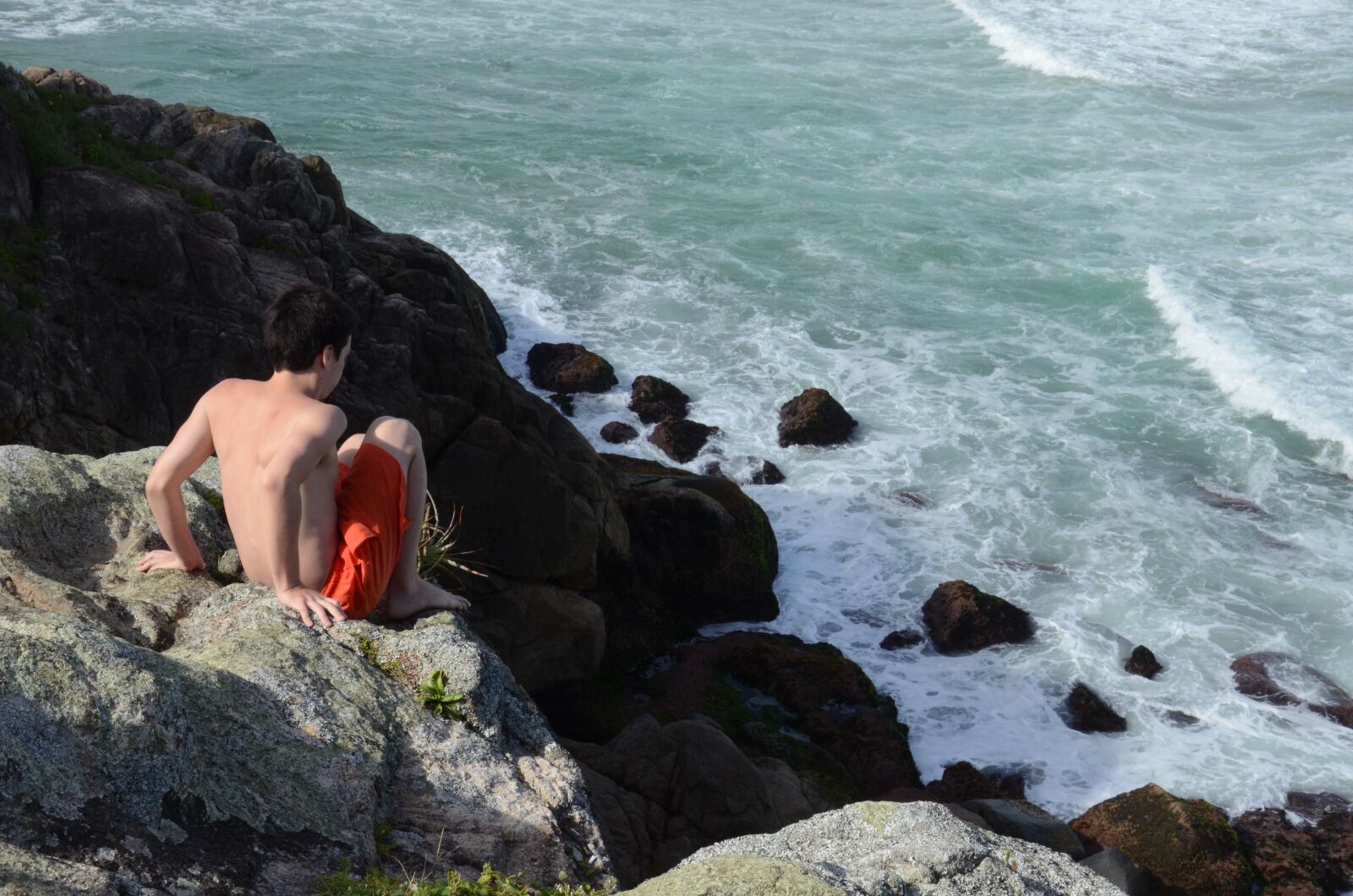 Nikon D7000 sample photo. Beach, precipice, boy photography