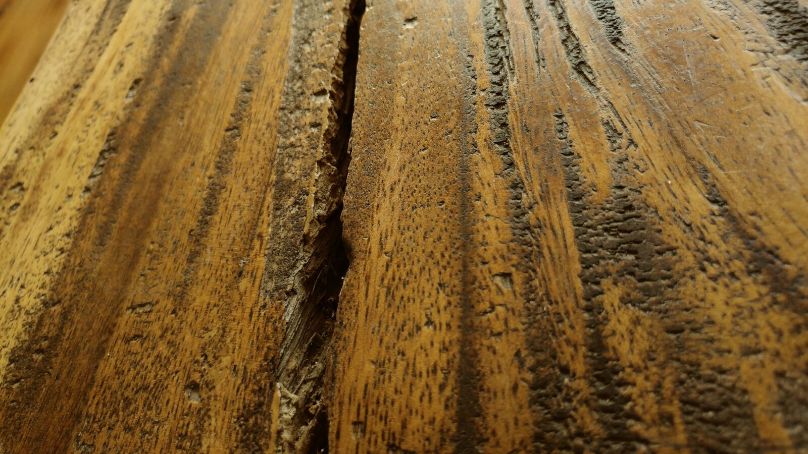 LG G5 sample photo. Wooden door, cracked, old photography