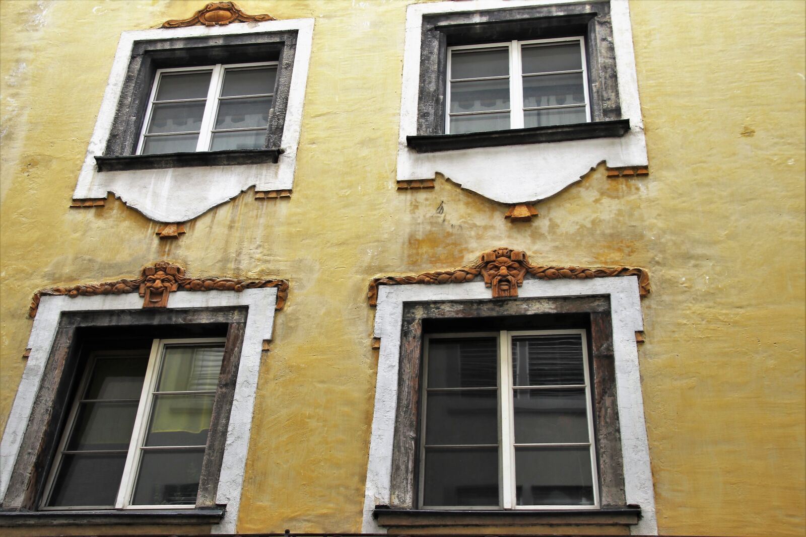 Canon EOS 80D sample photo. Facade, old windows, monument photography