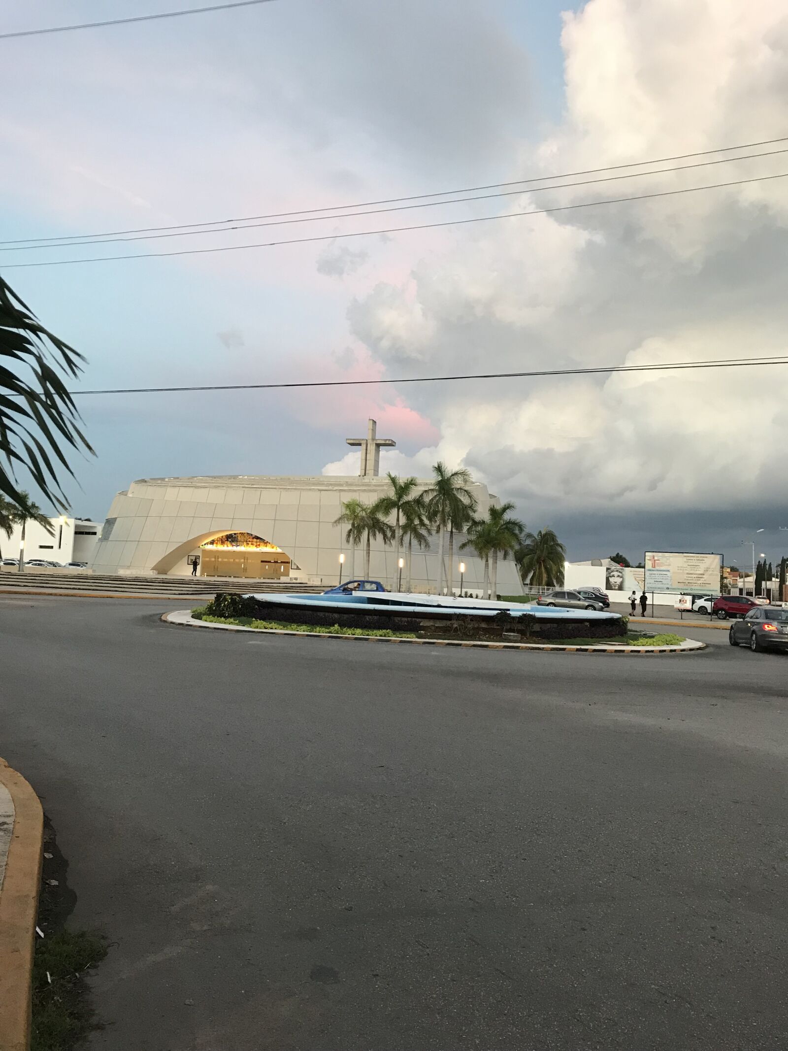 iPhone 7 back camera 3.99mm f/1.8 sample photo. Roundabout, church, merida photography