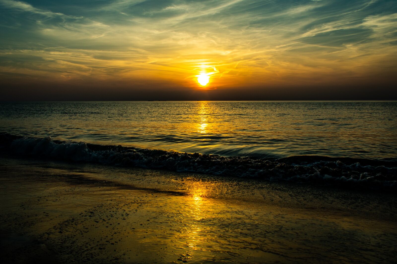 Canon EOS 1300D (EOS Rebel T6 / EOS Kiss X80) sample photo. Sunset, beach, sea photography