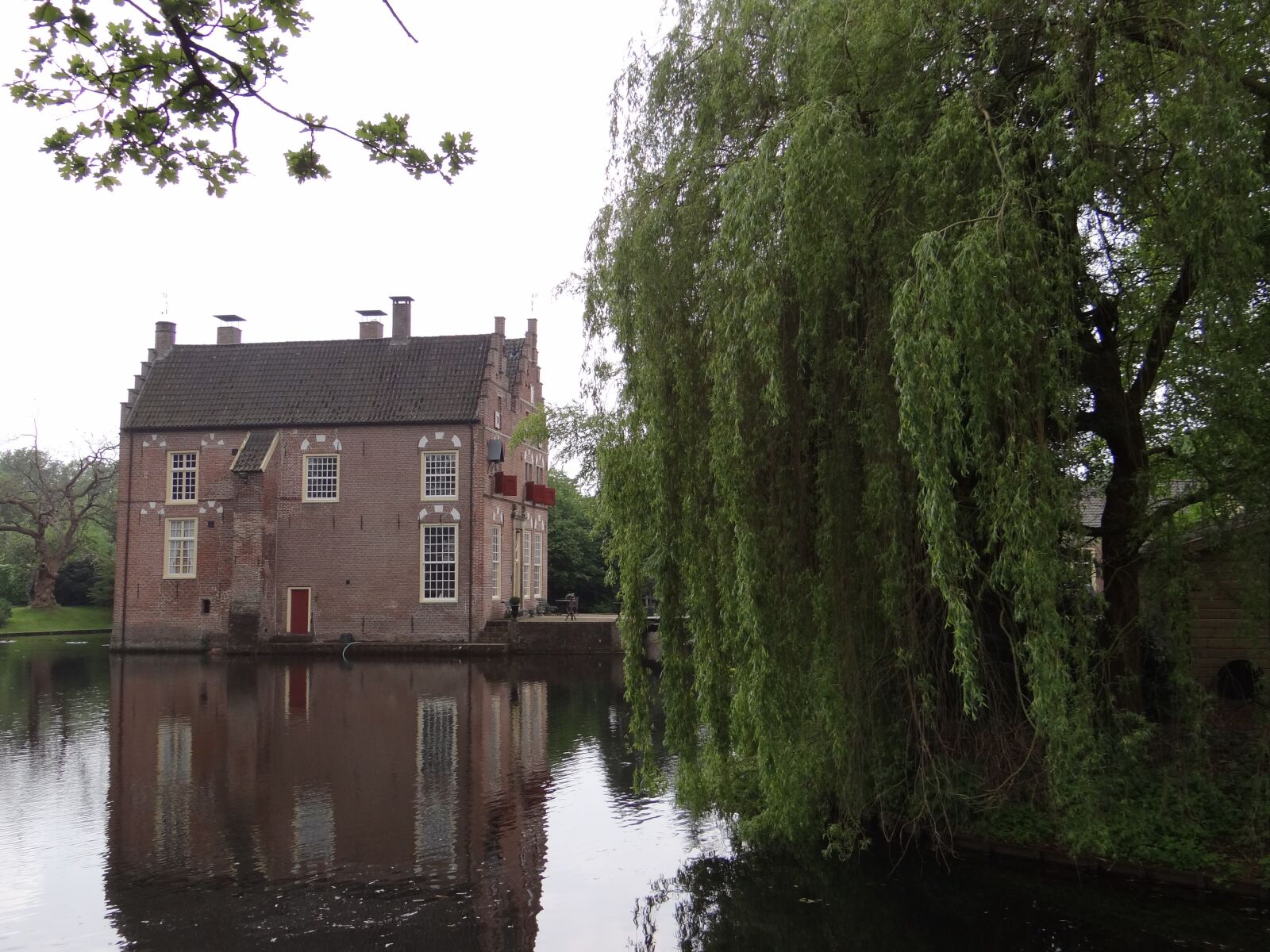 Sony Cyber-shot DSC-HX100V sample photo. Castle, mirror, nature photography