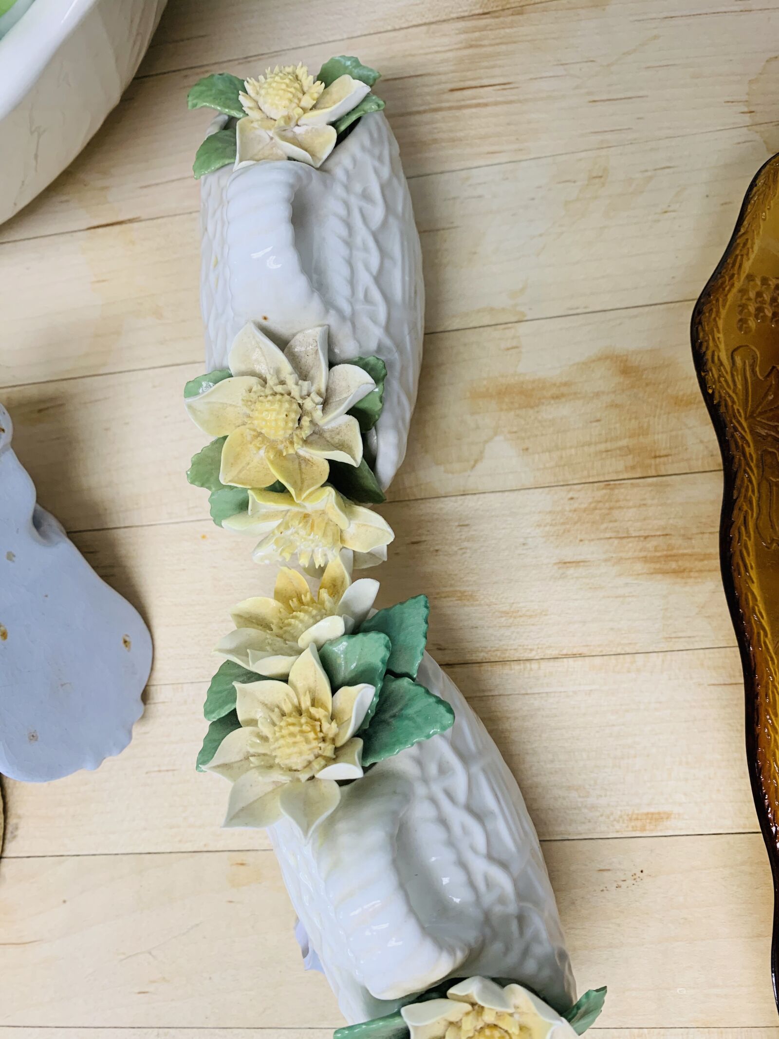 Apple iPhone XR sample photo. Flowers, ceramic, white photography