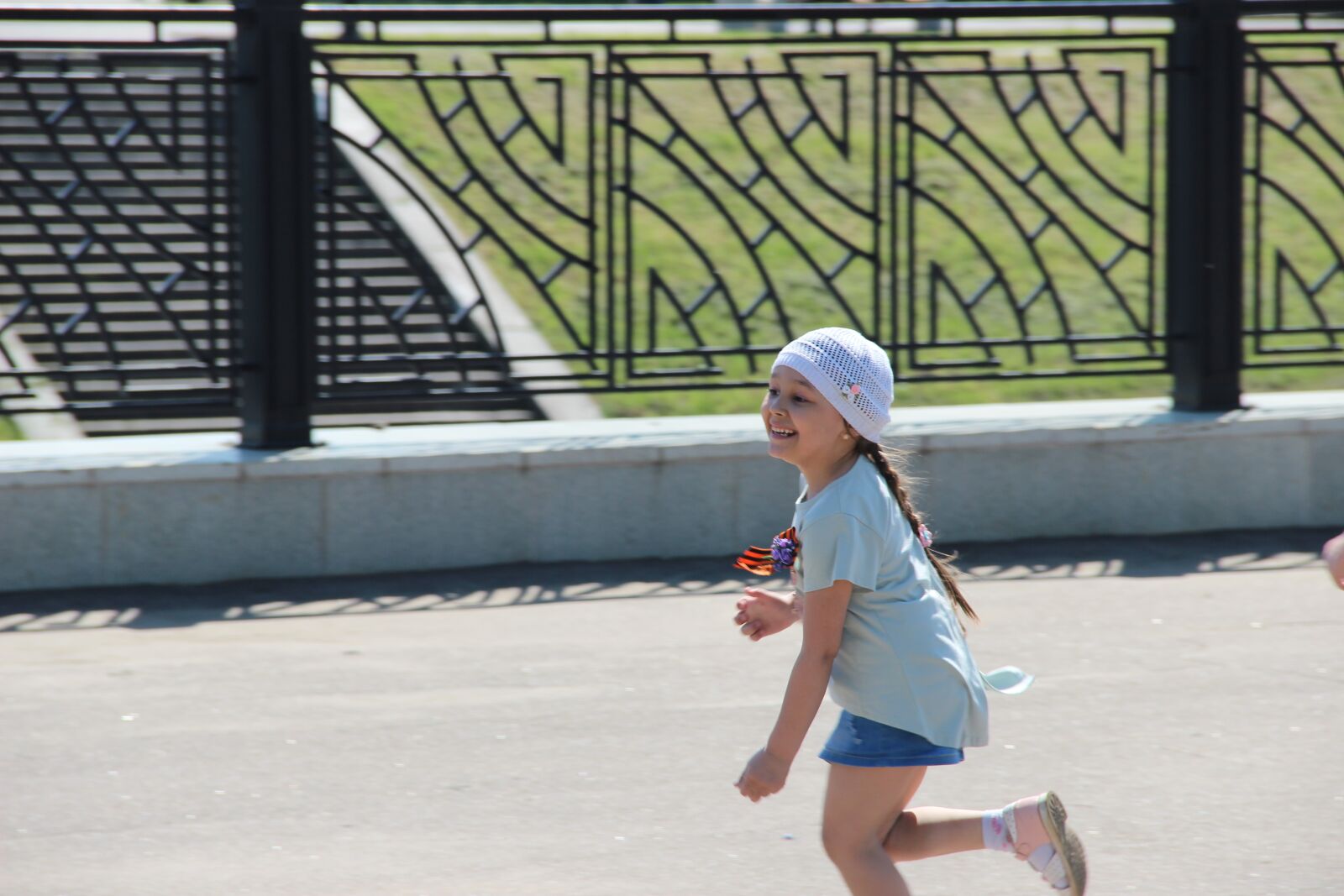 Canon EOS 600D (Rebel EOS T3i / EOS Kiss X5) sample photo. Kids, ribbon of saint photography