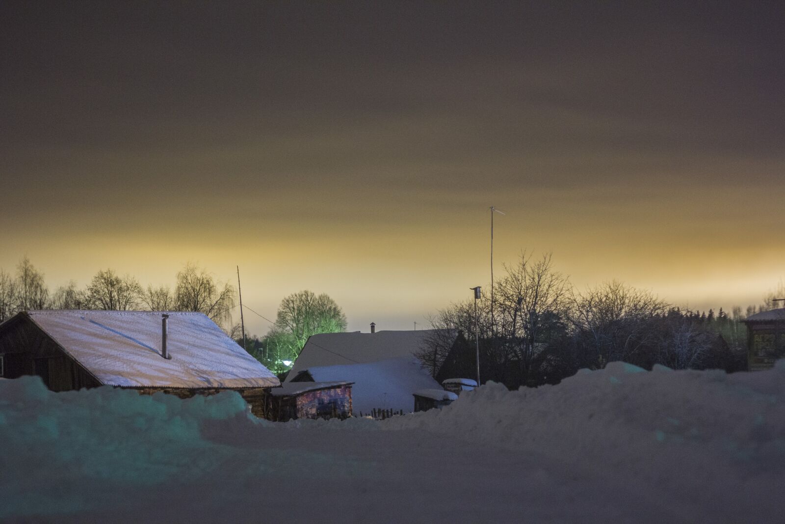 Canon EOS 550D (EOS Rebel T2i / EOS Kiss X4) sample photo. Village, winter, night photography