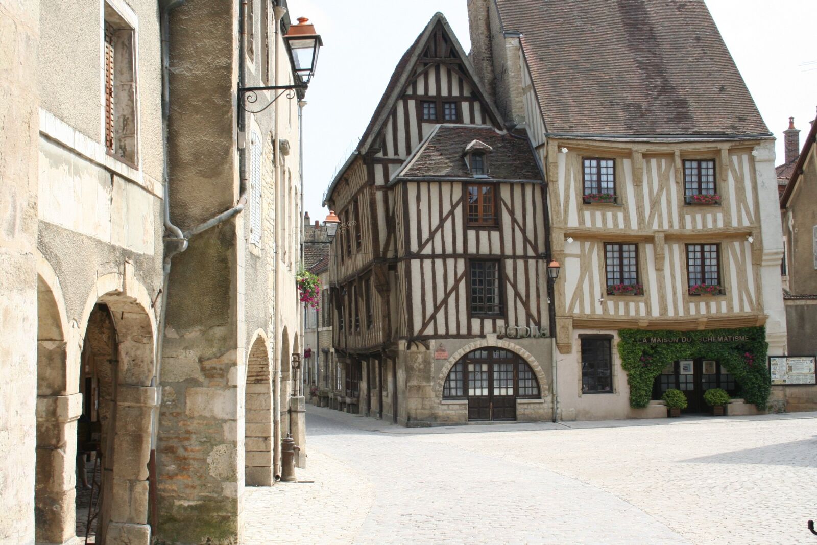 Canon EOS 350D (EOS Digital Rebel XT / EOS Kiss Digital N) sample photo. Troyes, house, corbel photography