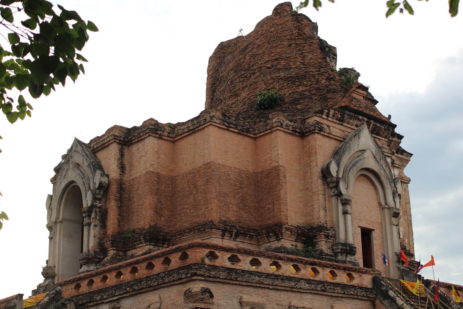 Canon EOS 100D (EOS Rebel SL1 / EOS Kiss X7) + Canon EF 40mm F2.8 STM sample photo. Chiang mai, stupa, relic photography