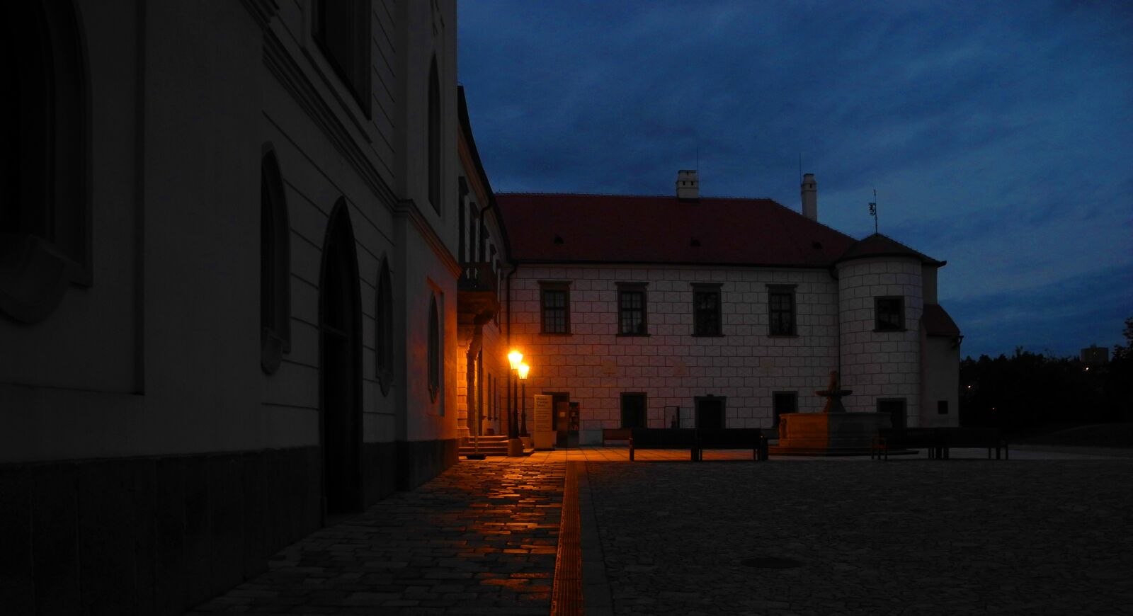 Nikon Coolpix P7000 sample photo. Castle, twilight, courtyard photography