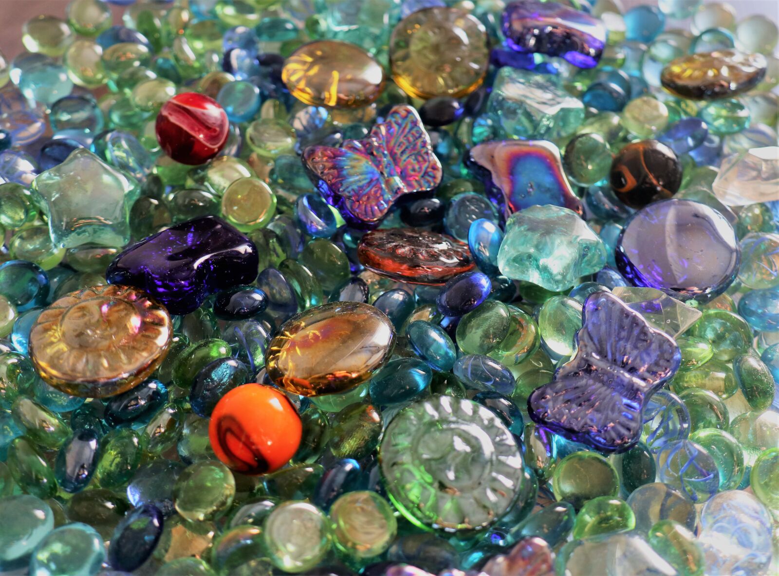 Canon EOS M6 sample photo. Pebbles, glass, colorful photography