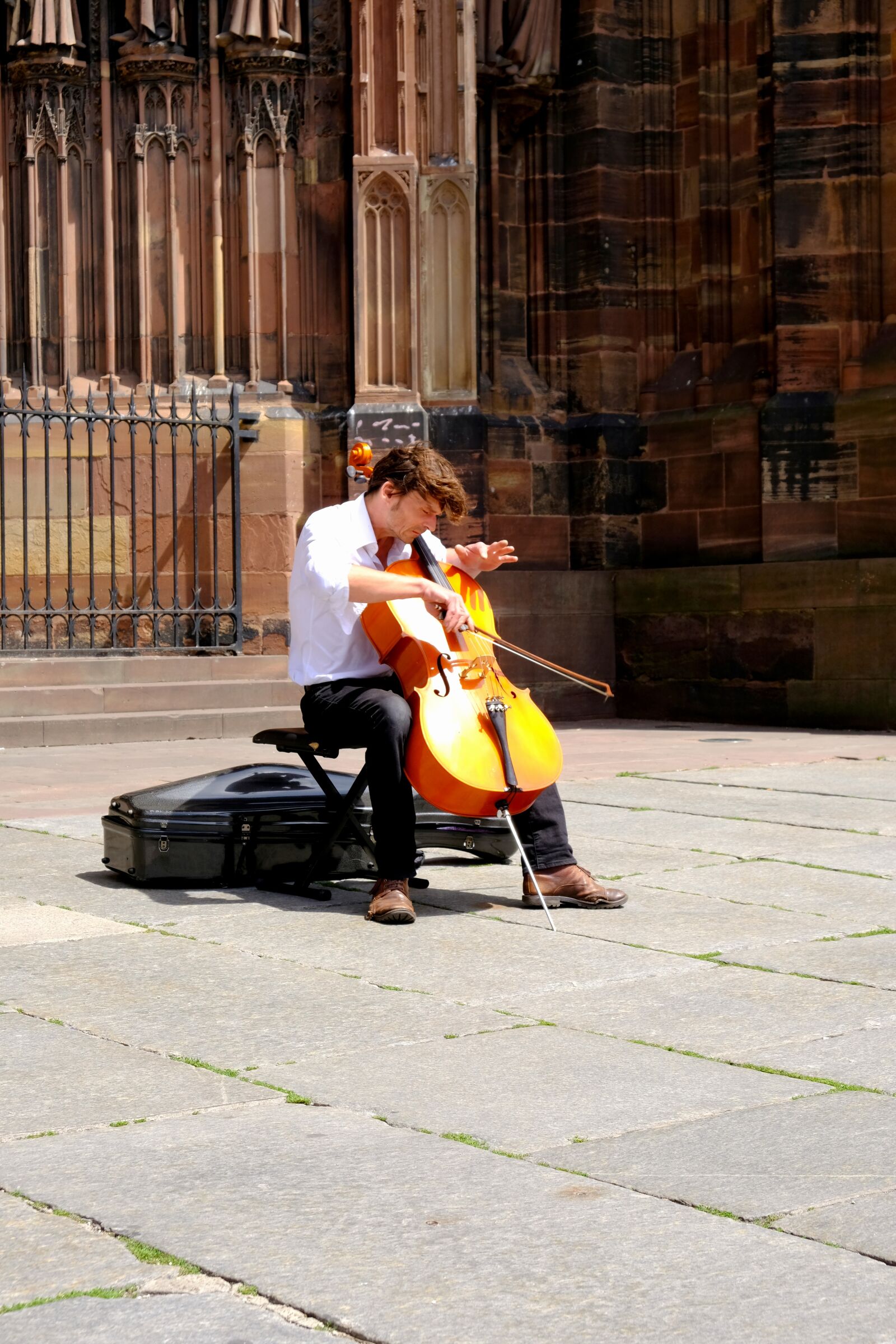 Fujifilm X-T20 sample photo. Musician, chello, arch photography