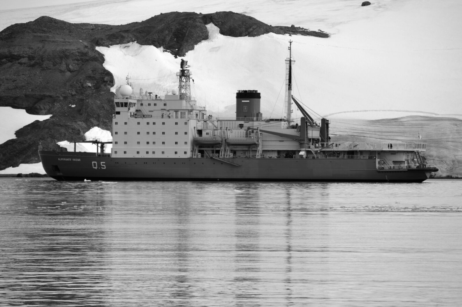 Nikon D3200 sample photo. Icebreaker, antarctica, blancoynegro photography