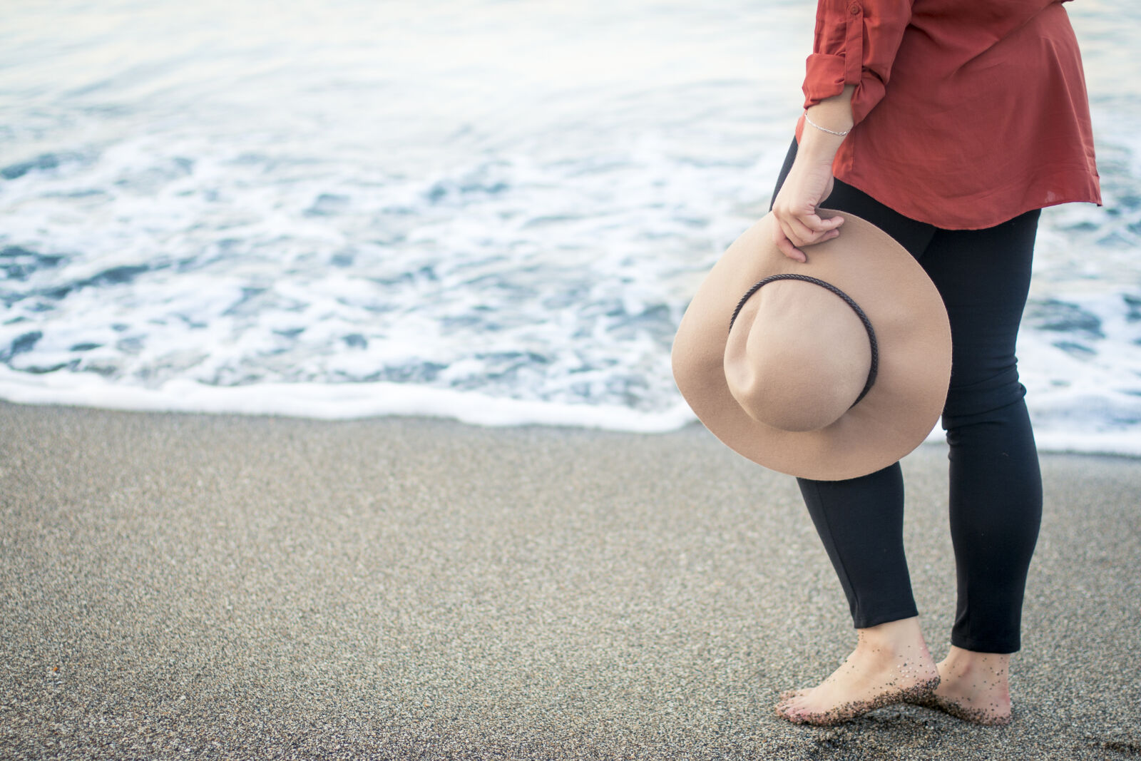 Canon EOS 70D + Canon EF 50mm F1.4 USM sample photo. Beach, sand, hat, vacation photography