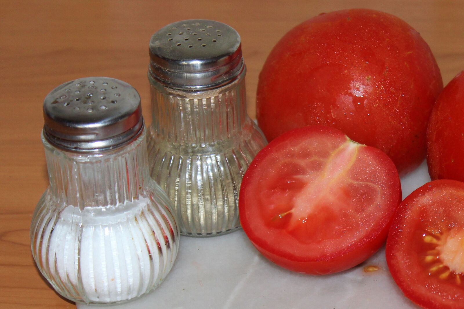 Canon EOS 600D (Rebel EOS T3i / EOS Kiss X5) sample photo. Tomatoes, salt, pepper photography