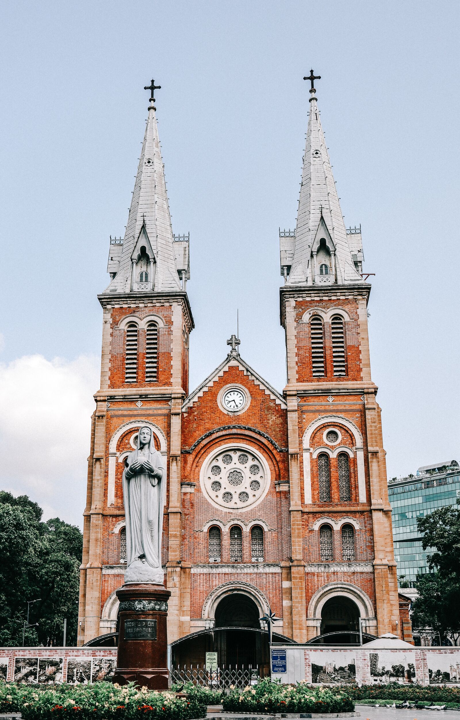 Canon RF 35mm F1.8 IS STM Macro sample photo. The church, notre dame photography