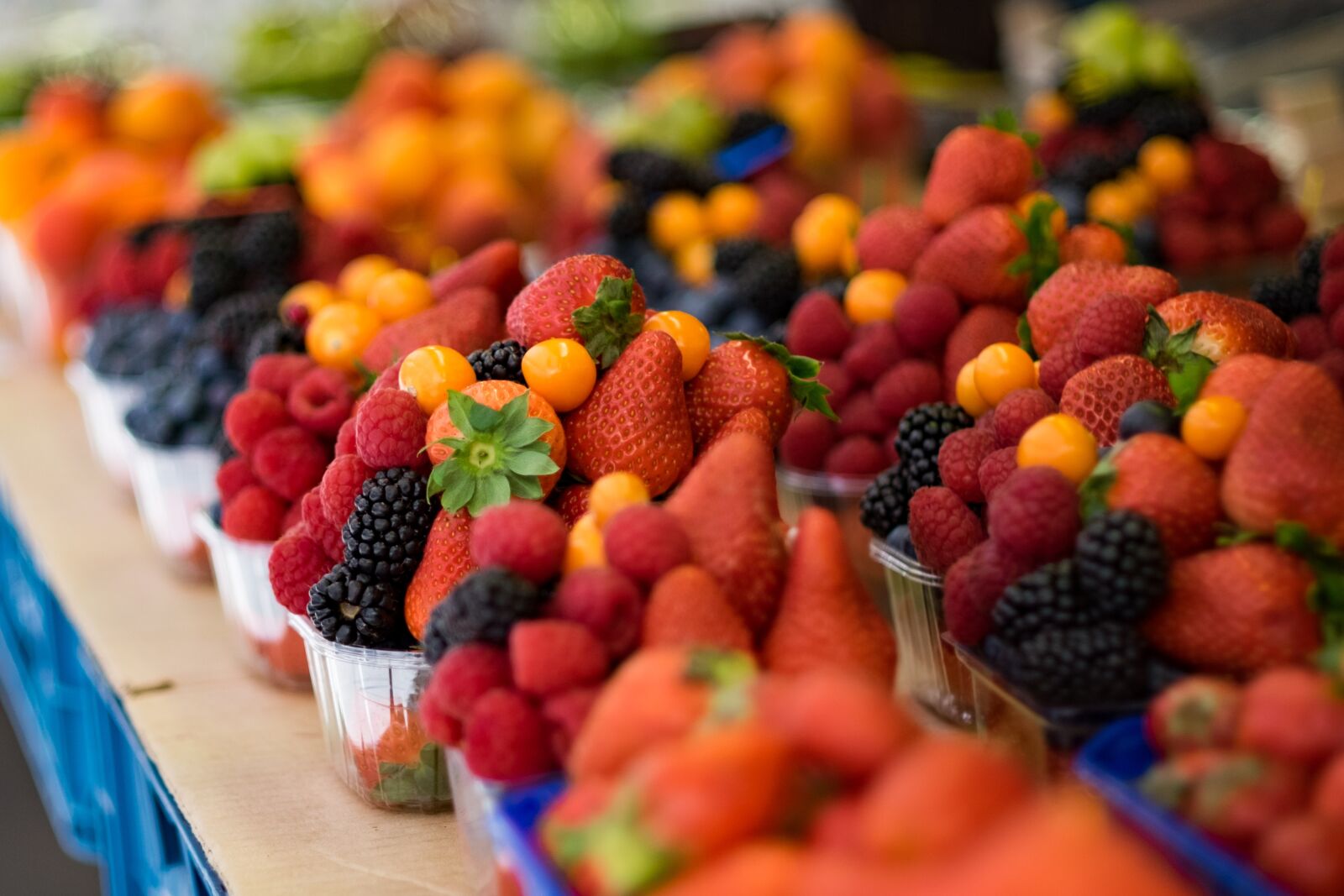 Fujifilm X-T10 sample photo. Strawberry, fruit, blackberries photography