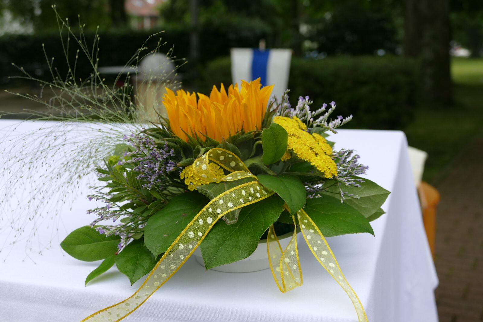 Panasonic Lumix DMC-FZ1000 sample photo. Worship, floral decorations of photography