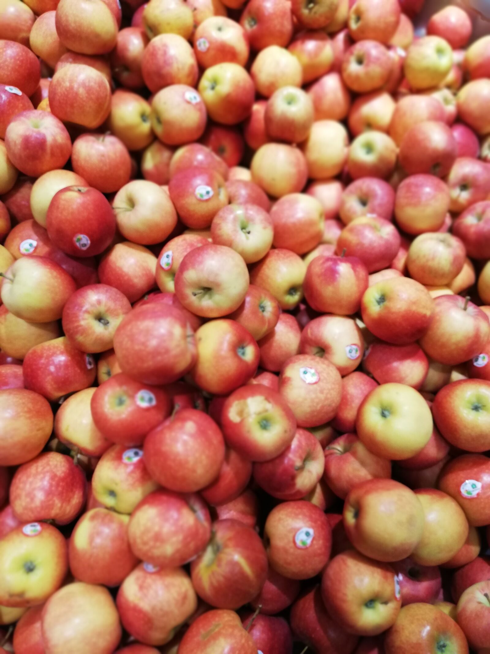 HUAWEI P20 lite sample photo. Fruits, apples, stores photography
