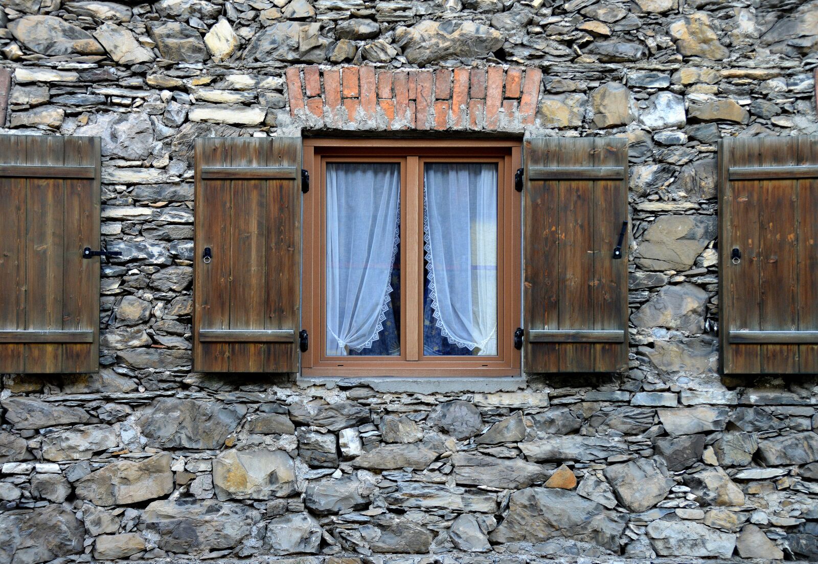 Nikon D3200 sample photo. Shutter, farmhouse, wooden windows photography