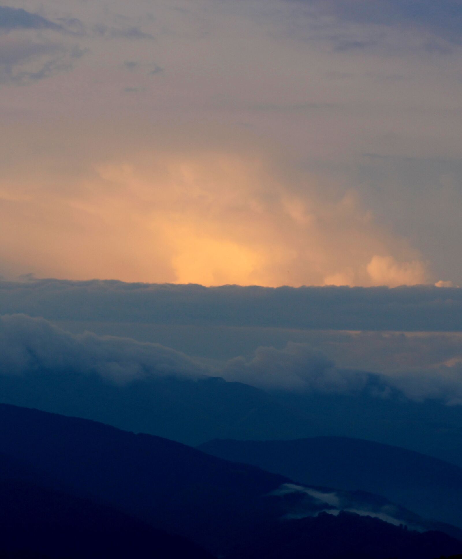 Canon EOS 700D (EOS Rebel T5i / EOS Kiss X7i) + Canon EF 85mm F1.8 USM sample photo. Mountain, sunset, top photography