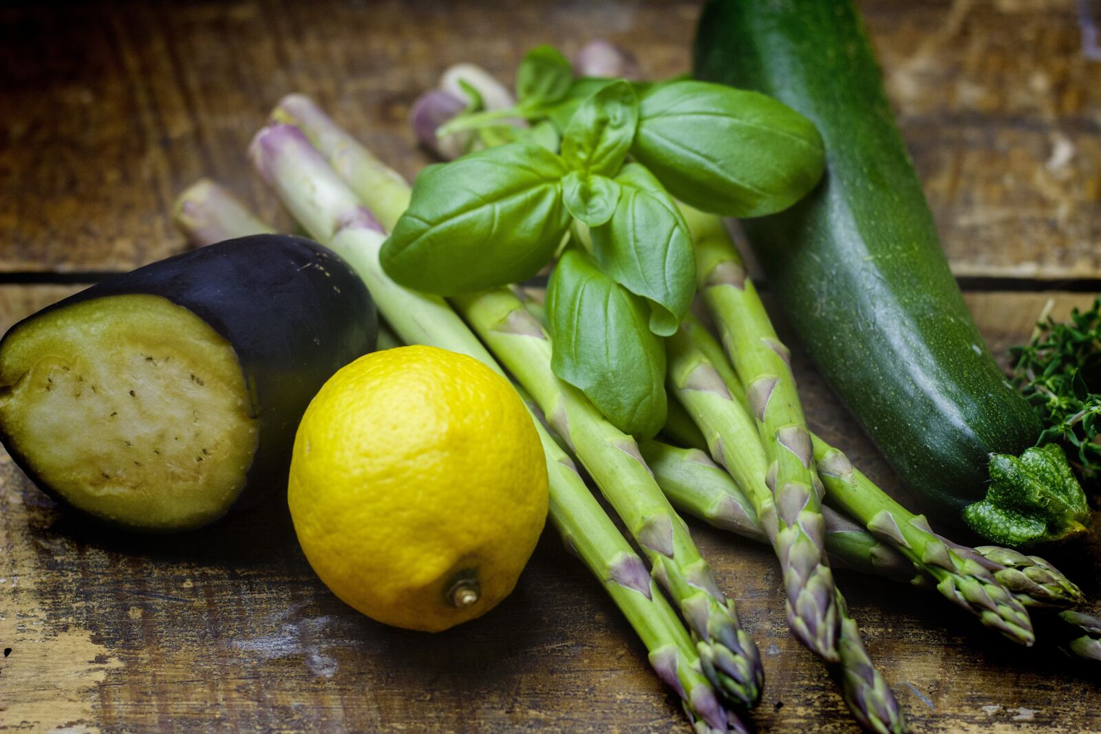 Canon EOS 600D (Rebel EOS T3i / EOS Kiss X5) + Canon EF 50mm F1.8 STM sample photo. Asparagus, vegetables, lemon photography