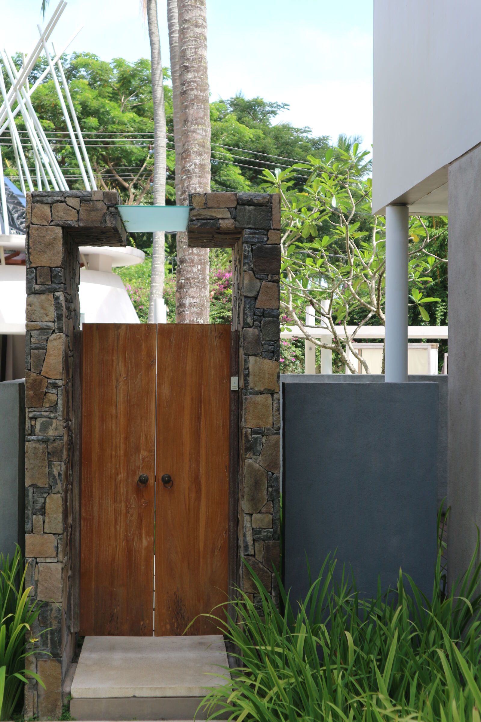 Canon EOS M10 + Canon EF-M 15-45mm F3.5-6.3 IS STM sample photo. Bali, door, doors, front photography