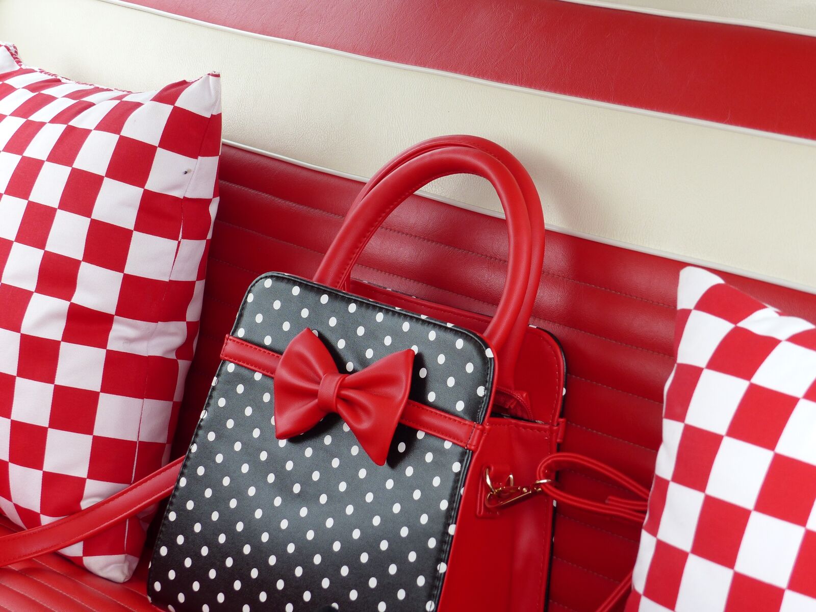 Panasonic Lumix DMC-FZ200 sample photo. Bag, red, pillows photography