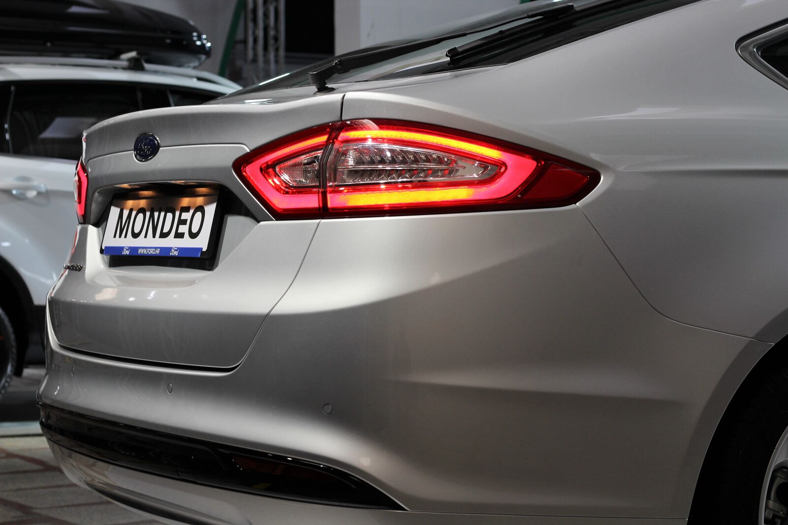 Canon EOS 600D (Rebel EOS T3i / EOS Kiss X5) + Canon EF 50mm F1.8 II sample photo. Car, ford mondeo, auto photography