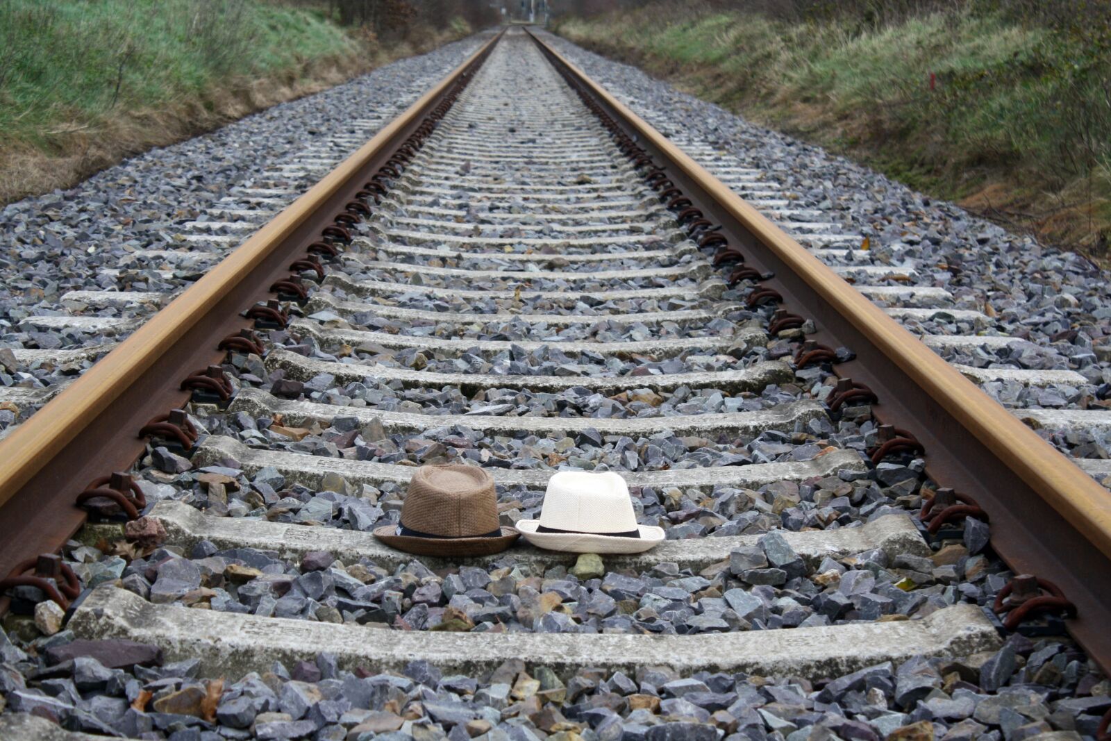 Canon EOS 1000D (EOS Digital Rebel XS / EOS Kiss F) sample photo. Railroad, hat, straw hat photography