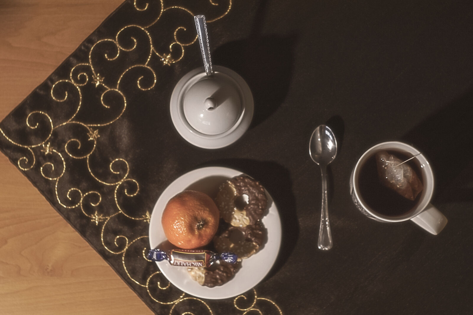 KONICA MINOLTA DYNAX 7D sample photo. Chillout, night, sweets, tea photography