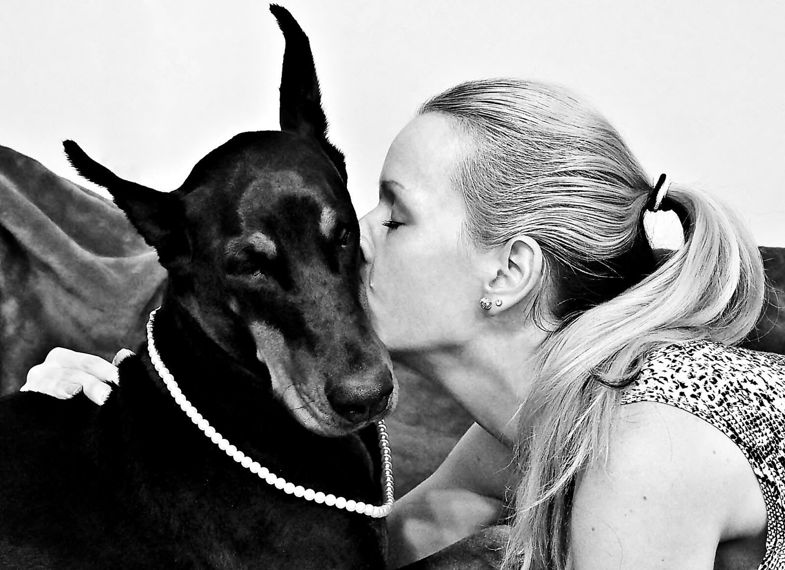 Olympus STYLUS1,1s sample photo. Black white, kisses, doberman photography