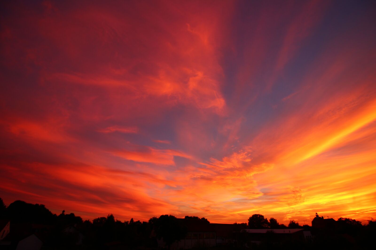 Canon EOS 700D (EOS Rebel T5i / EOS Kiss X7i) sample photo. Dusk, village life, clouds photography