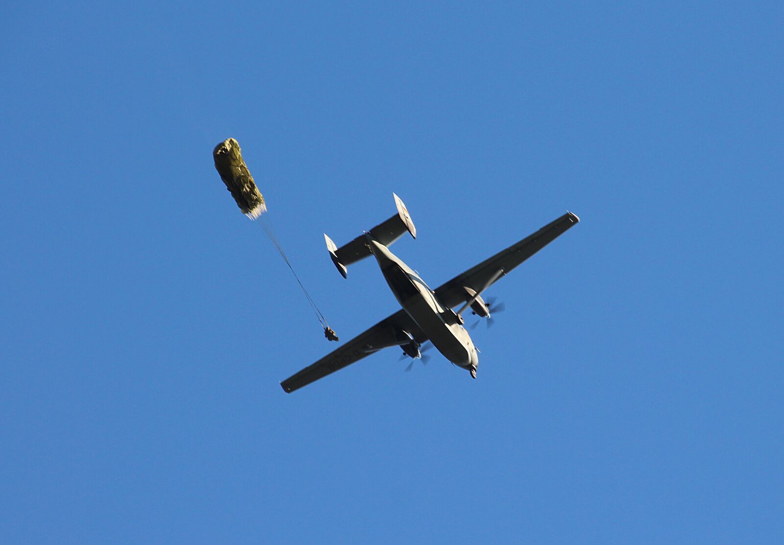 Canon EOS 700D (EOS Rebel T5i / EOS Kiss X7i) sample photo. Aircraft, parachute, human photography