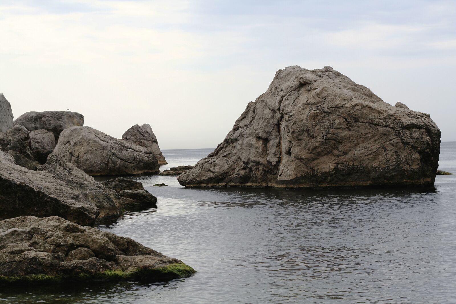 Canon EOS 350D (EOS Digital Rebel XT / EOS Kiss Digital N) sample photo. Sea, rocks, coast photography