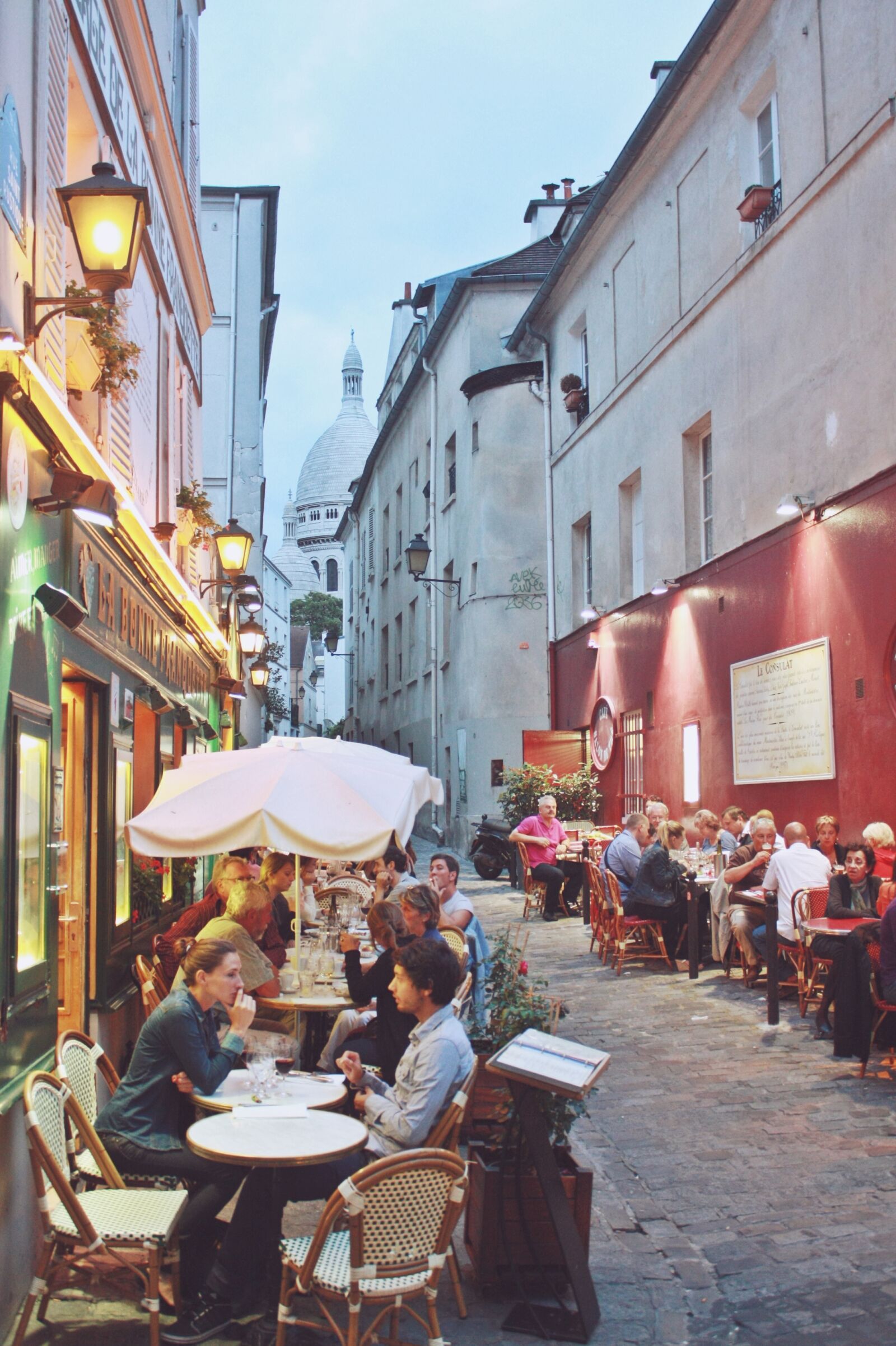 Canon EOS 450D (EOS Rebel XSi / EOS Kiss X2) sample photo. Calming, friends, montmartre, paris photography
